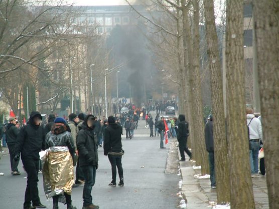 Brennende Barrikaden in der Franklin-Straße (Foto: Anonymus) Brennende Barrikaden in der Franklin-Straße (Foto: Anonymus)