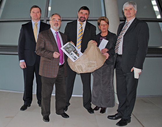 Unterschriften &uuml;bergaben (Foto: Karl-Heinz Herrmann)