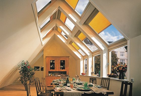 Bild: Dachfenster sorgen f&uuml;r ein ganz neues Raumgef&uuml;hl ganz oben