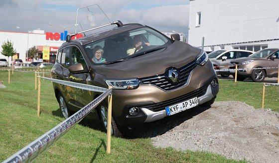 Bild: Auf der Gel&auml;ndestrecke steuert G&uuml;nter Koch den neuen Kadjar