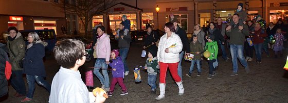 Bild: Hundert und mehr Meter lang waren die Laternenumz&uuml;ge, die im Sternmarsch zum Markt f&uuml;hrten, wo der Nikolaus erwartet wurde.