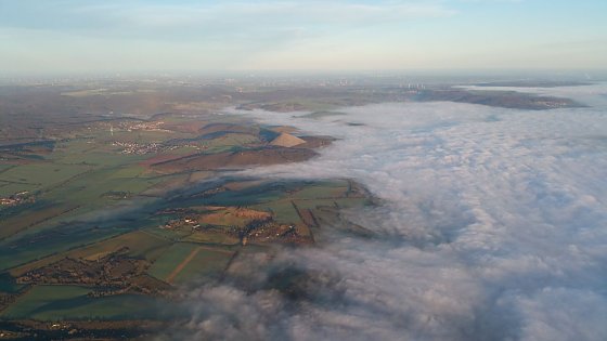 Bild: Der Himmel &uuml;ber Sangerhausen am Dienstagnachmittag. Ein Wetterph&auml;nomen f&uuml;hrte dazu, dass die Kreisstadt im Schatten lag. Rundherum lachte den Menschen die Sonne.