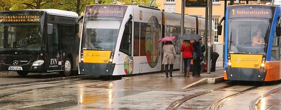Bild: Geschickte Verkn&uuml;pfung von Schiene und Stra&szlig;e