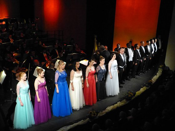 Bild: Festliche Operngala im Achteckhaus