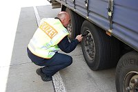 Bild: Hartmut Ziebs, Pr&auml;sident des Deutschen Feuerwehrverbandes (DFV), und Claudia Groetschel, Sprecherin der Initiative Rauchmelder retten Leben stellten gemeinsam die Plakate zum Rauchmeldertag 2017 vor.