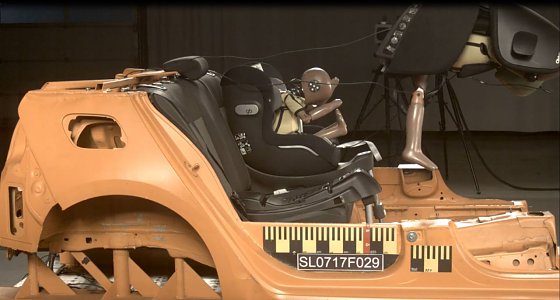 Bild: Der Recaro Optia fliegt im hohen Bogen durch das Pr&uuml;flabor.