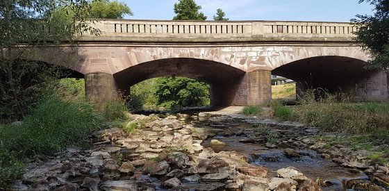 Bild: Das flie&szlig;t kaum noch Wasser - die Zorge entlang der Uferstra&szlig;e in Nordhausen