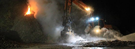 Bild: Holz brennt an Landkreisgrenze