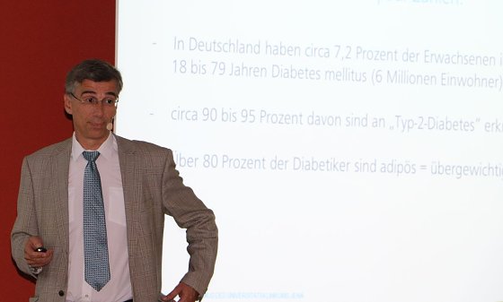 Bild: Prof. Dr. Treichel bei seinem Vortrag