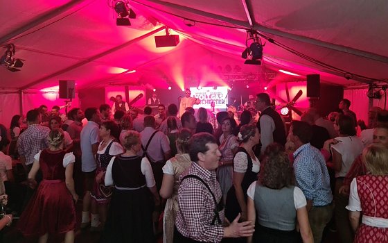 Bild: Im vorigen Jahr: Oktoberfest-Stimmung mit dem K&ouml;niglich-Bayrischen Vollgasorchester