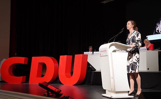 Bild: Carolin Gerbothe am Rednerpult