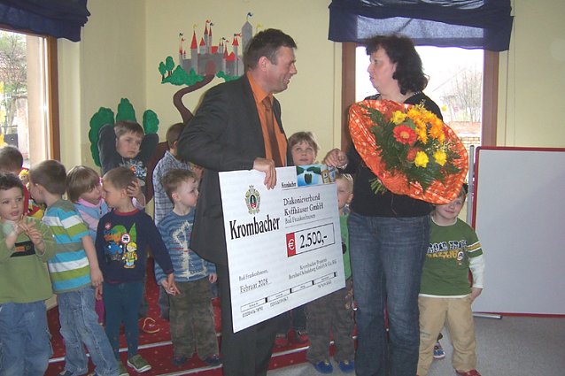 Bild: Spende Krombacher Brauerei an Kindergarten Artern