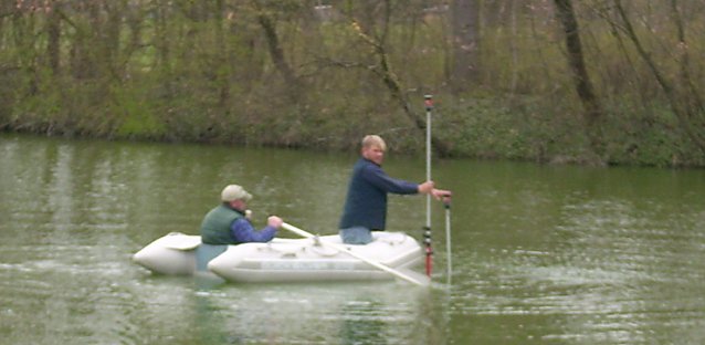 Bild: Schlauchboot auf gro&szlig;em Parkteich