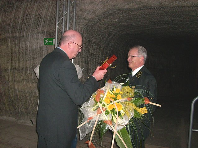Bild: Jaap van Engers (links) und Dr. Helmut Springer bei der Verabschiedung unter Tage