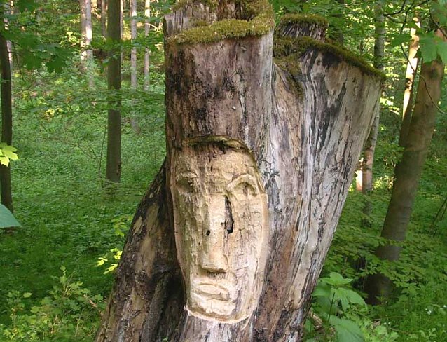 Bild: Skulptur am Wanderweg