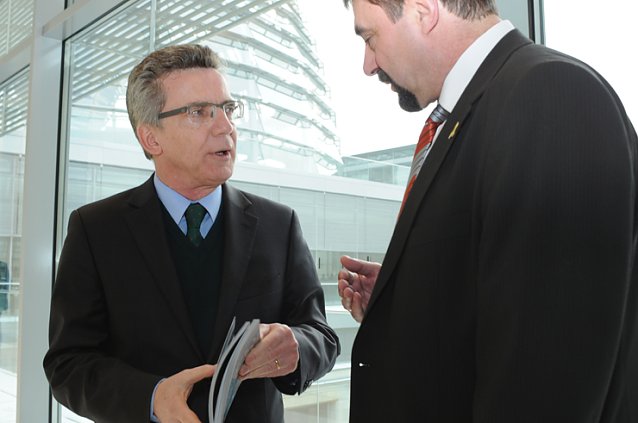 Bild: Verteidigungsminister eingeladen