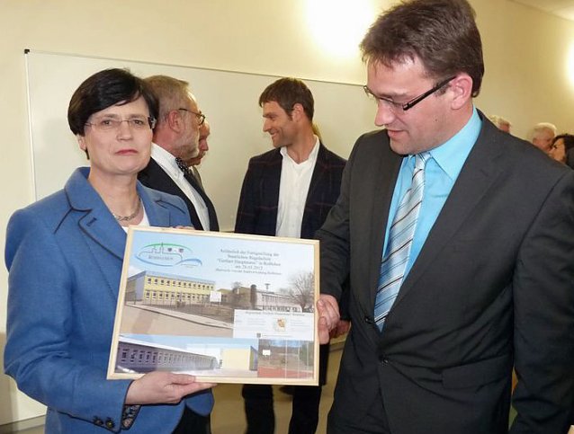Bild: Regelschule &uuml;bergeben