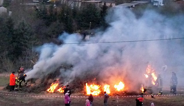 Bild: Osterfeuer vieler Orten