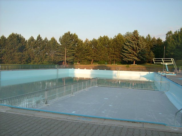 Bild: Schwimmbad Gro&szlig;furra w&auml;hrend des F&uuml;llens
