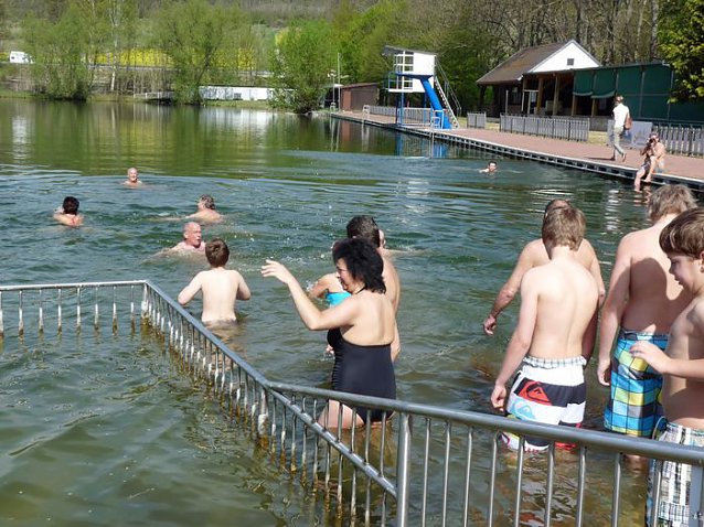 Bild: Fr&ouml;hlich angebadet