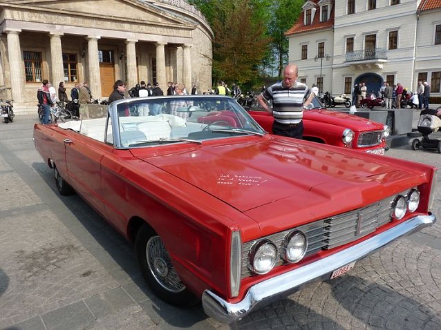Bild: Oldtimer auf Markt