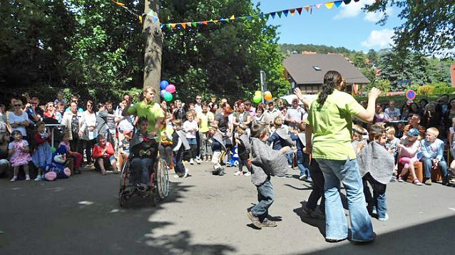 Bild: Partystimmung zum 20. Stra&szlig;enfest