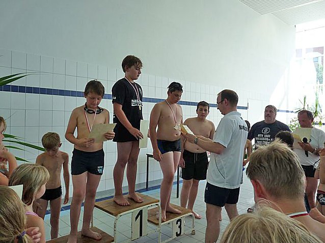 Bild: Spannende Schwimmduelle