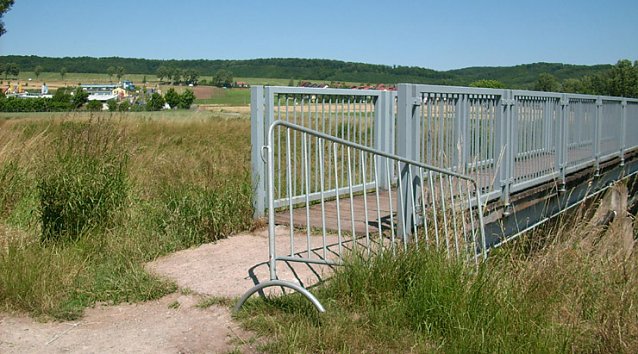 Bild: Fu&szlig;g&auml;ngerbr&uuml;cke &uuml;ber Wipper