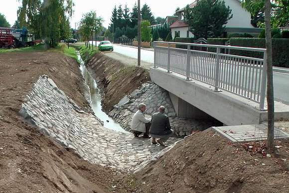 Bild: Br&uuml;cke &uuml;bergeben