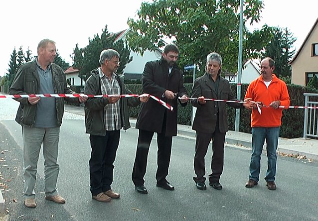 Bild: Br&uuml;cke &uuml;bergeben