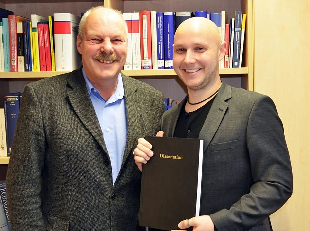 Bild: Kaufmann mit Dissertation