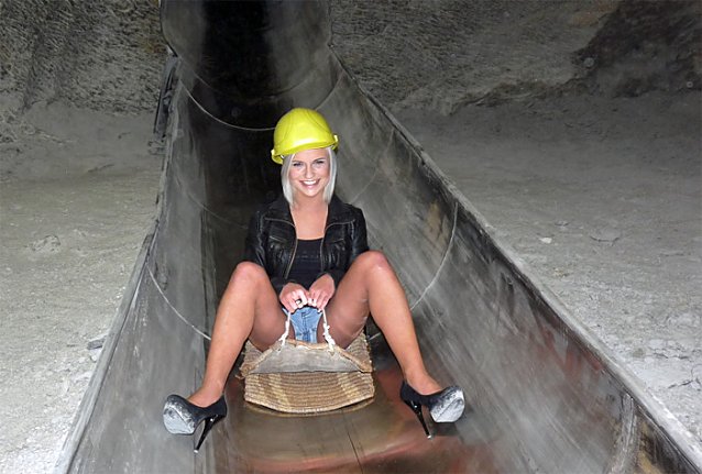 Bild: Models im Bergwerk?