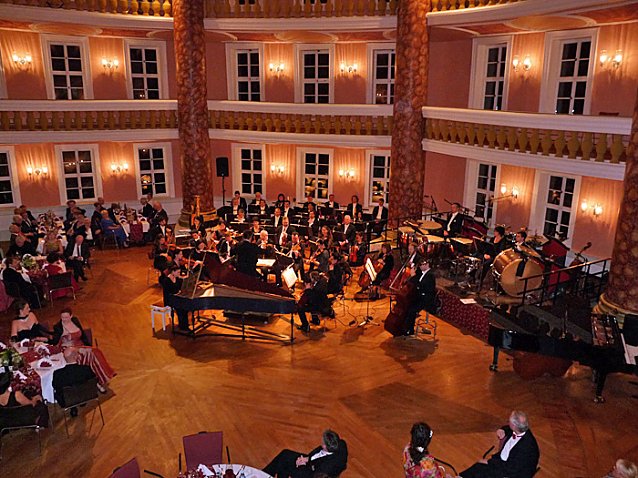 Bild: Schlossball er&ouml;ffnet