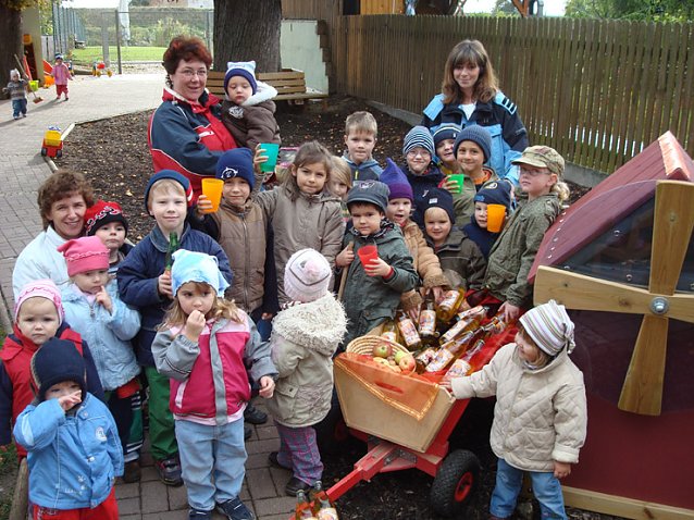 Bild: Bollerwagen voll Apfelsaft