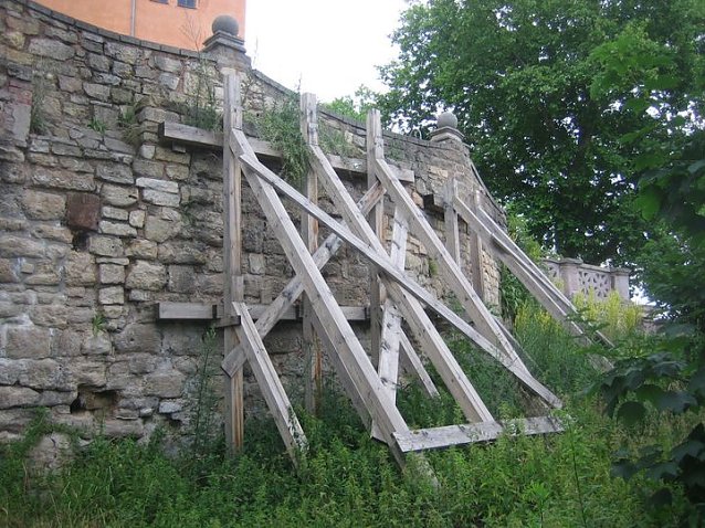 Bild: Schlossmauer mit barocker Krone