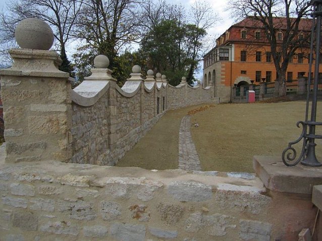 Bild: Schlossmauer mit barocker Krone
