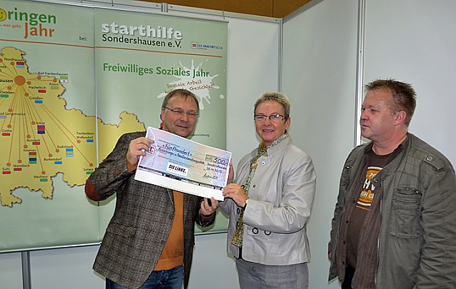 Bild: Scheck f&uuml;r Beratungsstelle