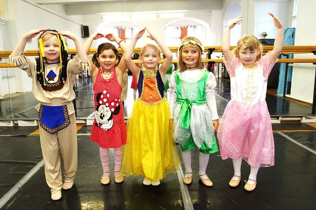 Bild: Kost&uuml;mball im Ballettsaal
