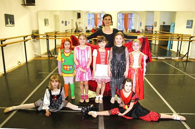 Bild: Kost&uuml;mball im Ballettsaal