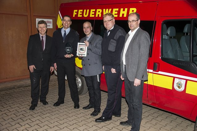 Bild: Logo&uuml;bergabe f&uuml;r den F&ouml;rderverein der FFW NDH Mitte von links: OB Dr. Klaus Zeh, Carsten Vogel Vorsitzender der FFW, Stephan Tacke( Werbeagentur Screp Media), Lars Elliger Stellvertreter der FFW