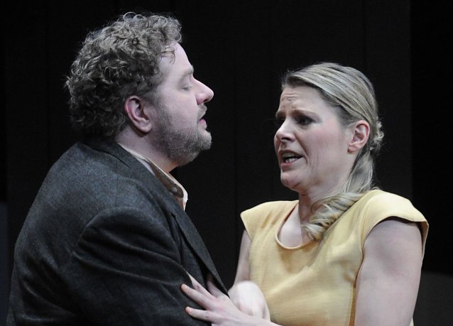 Bild: Joshua Farrier (Pedro), Bianca Koch (Marta)