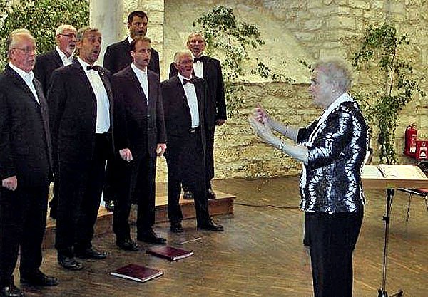 Bild: Taktstock-&Uuml;bergabe im Albert-Fischer-Chor