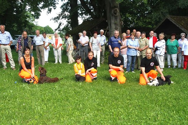 Bild: Rettungshundestaffel begeisterte Alterskameraden.