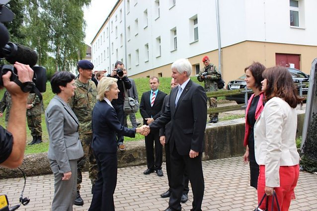 Bild: Gespr&auml;che mit der Verteidigungsministerin