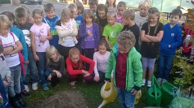 Bild: Kinder pflanzen Geburtstagsgeschenk