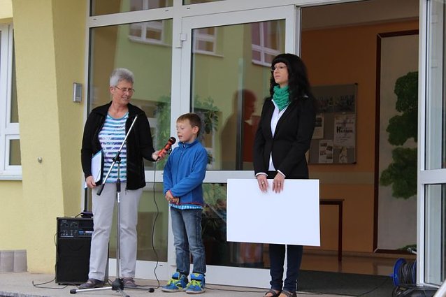 Bild:  Frau Becker (li.) hatte f&uuml;r die Kinder noch eine zweite &Uuml;berraschung. Gestern hatte die Stiftung Town and Counrty  bereits einen Spendenscheck in H&ouml;he von 500 Euro &uuml;bergeben. Jetzt kann das 