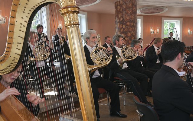 Bild: Das Loh Orchester er&ouml;ffnet die Saison der Schlosskonzerte