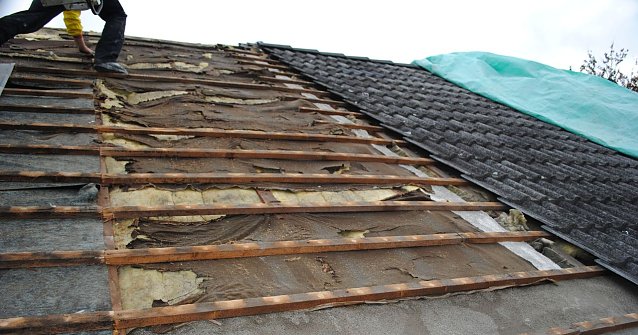 Bild:  So sieht es unter vielen Dacheindeckungen aus � und damit wird die W&auml;rmed&auml;mmung nach der EnEV 2014 nach DIN 4108-2: 2013-02 nicht erf&uuml;llt. Au&szlig;erdem wird teure Energie unn&ouml;tig verheizt.