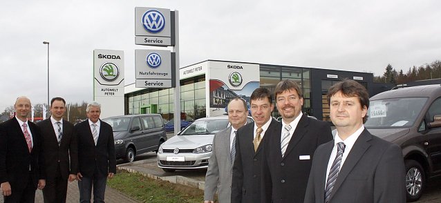 Bild: F&uuml;r den VW-Service in der Skoda-Autowelt stehen: Michael Pape, Andreas Peter, Norbert Schulze, Torsten Wiesner, Markus Beck, Holger Beck und Matthias Tischer (von links).