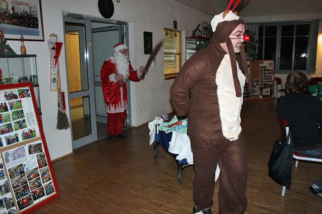 Bild: Weihnachtsmann kam mit Rentier